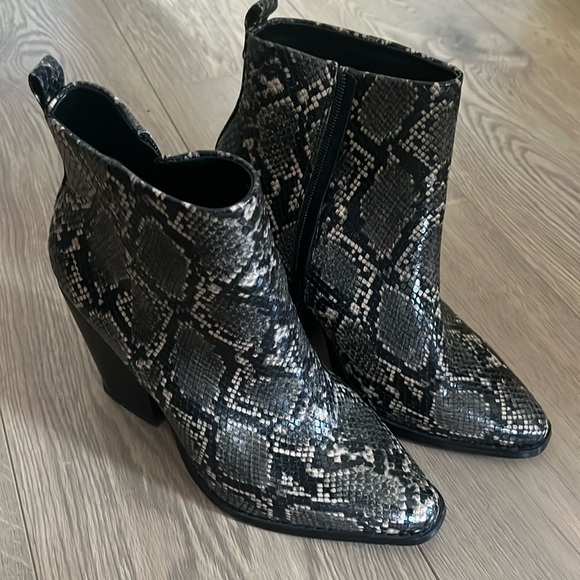 8W Faux snakeskin boots with chunky heel - Picture 2 of 5